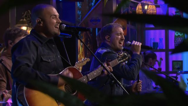 MainCourse zorgt voor knallende start van De Oranjezomer en krijgt verrassing van Johnny de Mol