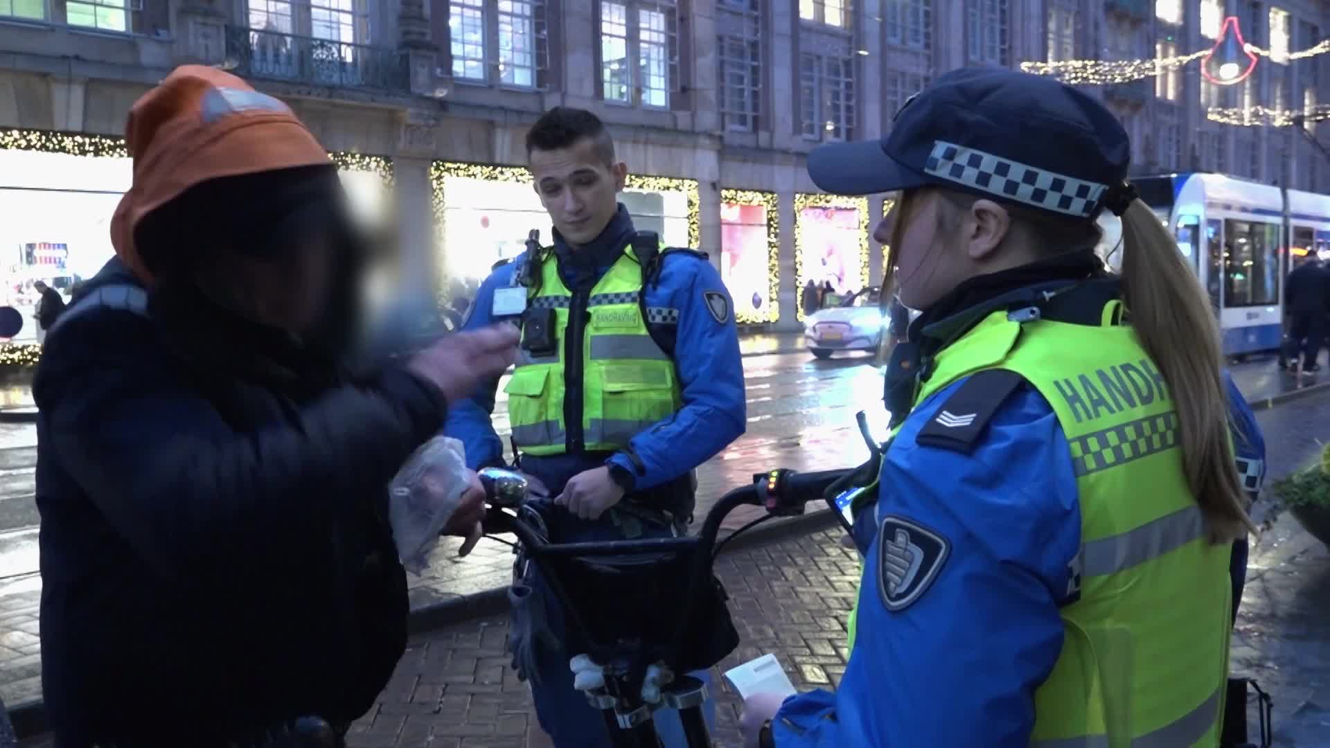 VERBODEN om als FIETSTAXI op DE DAM te staan