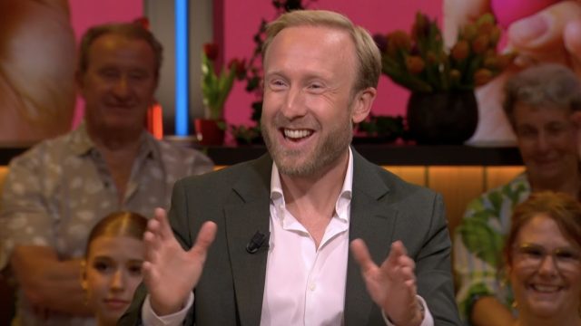 Raymond Mens verrast De Oranjezomer-gast: 'Wanneer heb jij voor het laatst afgetrokken?'