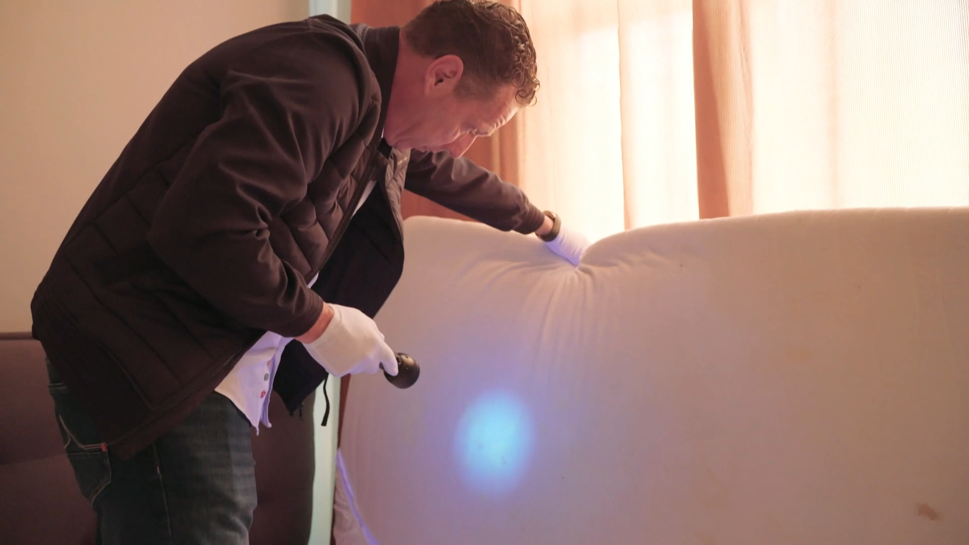 Rob treft bloed, sperma en urine aan op matras