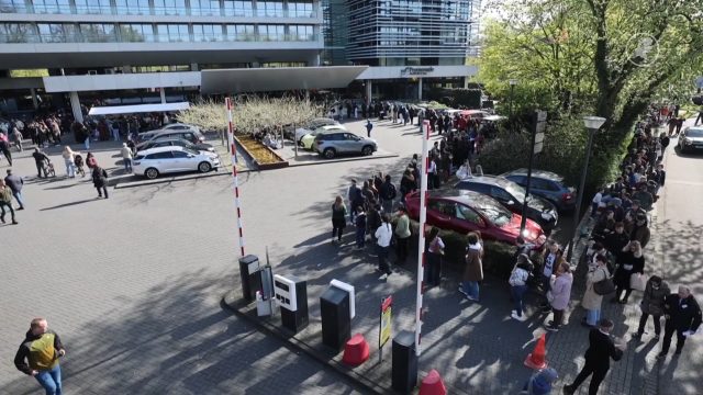 Lange rij met Hongaarse stemmers voor hotel Den Haag