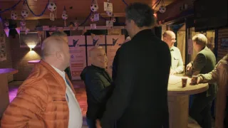 Brian maakt zich klaar voor WEDSTRIJD met OUD-NAC VOETBALLERS