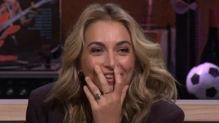 Shelly Sterk op de vingers getikt om decolleté: 'Wat zag jij eruit?!'