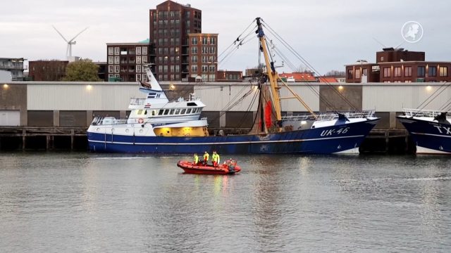 Man (52) valt overboord in IJmuiden en overlijdt later in ziekenhuis