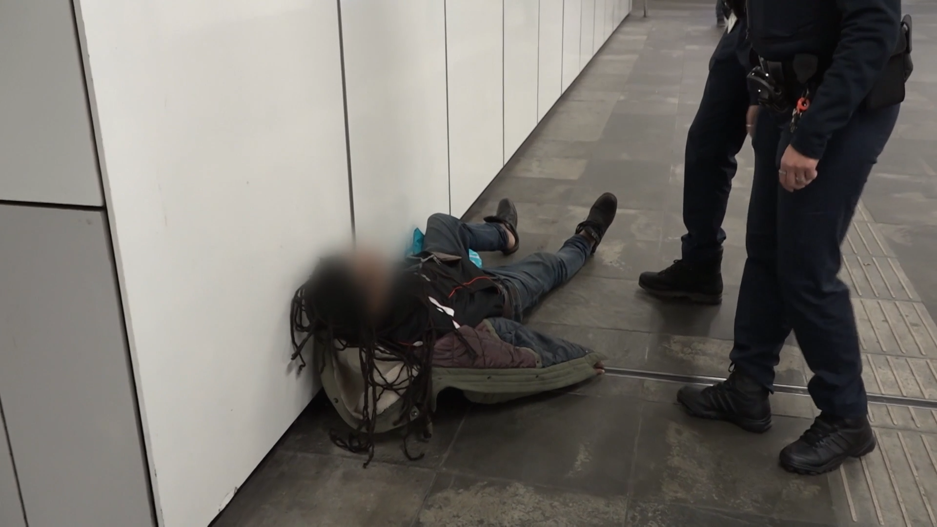 DRONKEN man kan NAUWELIJKS op zijn benen staan