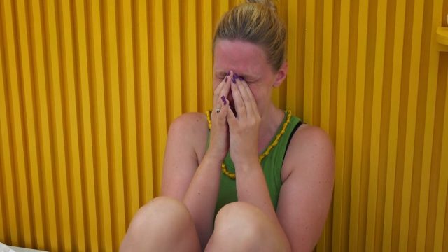 Evelien barst in tranen uit na confrontatie met Eva