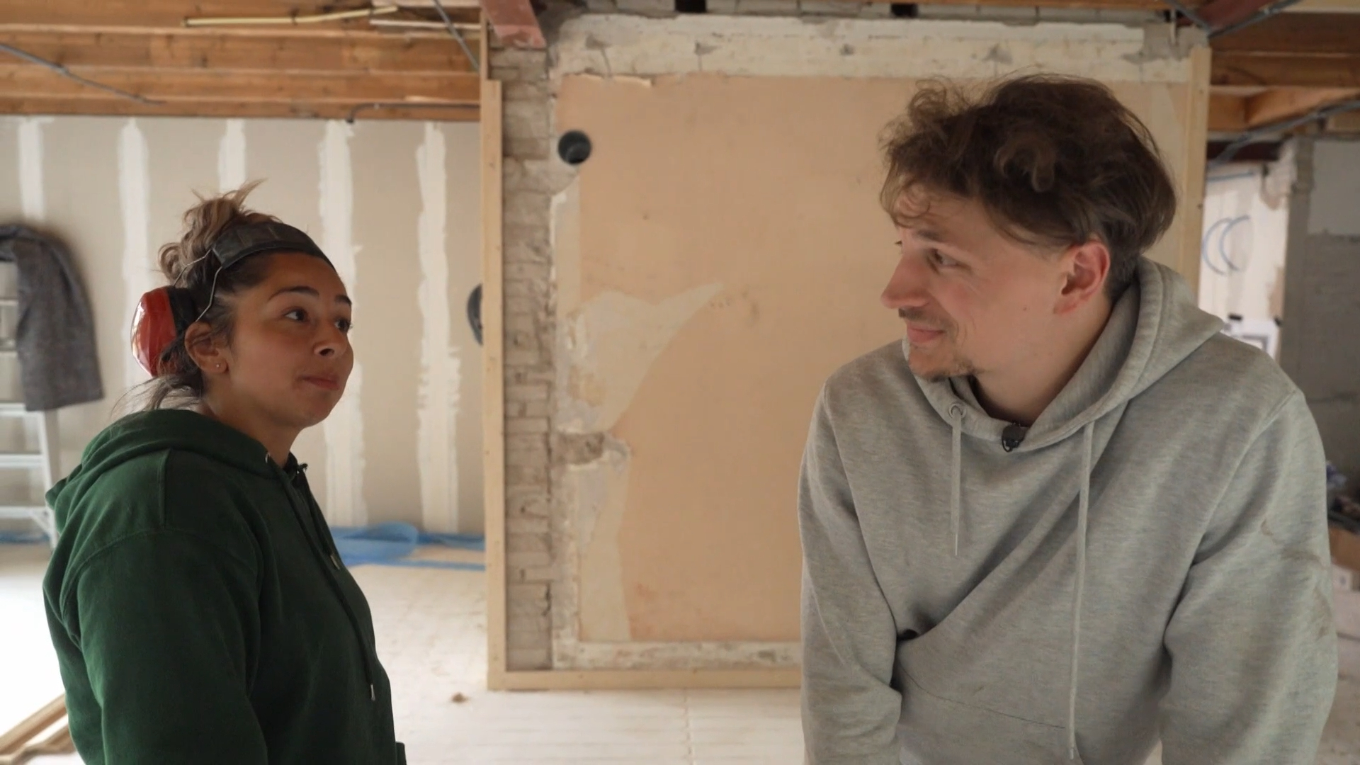 Daniel en Kaylee bespreken op welke kandidaat ze gaan stemmen