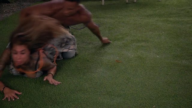Het gaat er ruw aan toe bij de lapdance van Dennis!