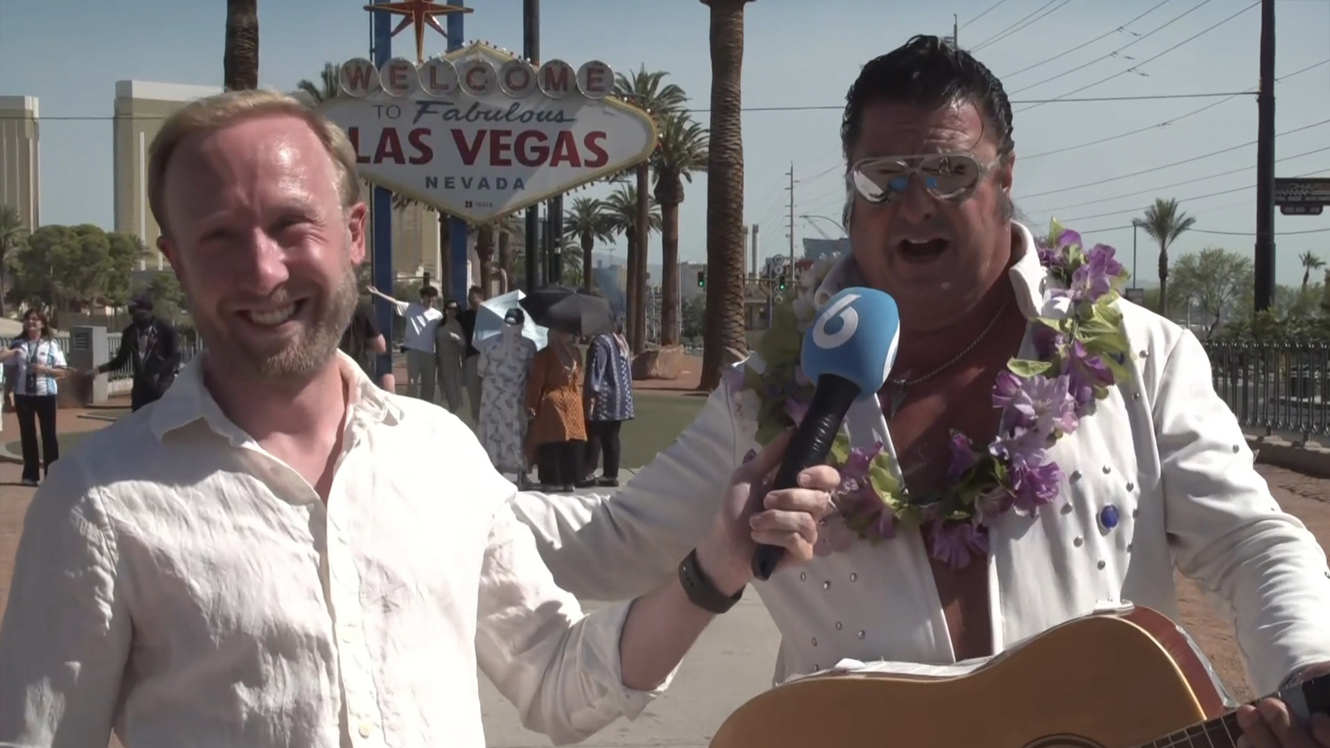 'Elvis Presley' onderbreekt videocall met Raymond Mens: 'Viva Las Vegas!'