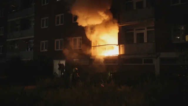Vlammen slaan uit woning tijdens heftige flatbrand