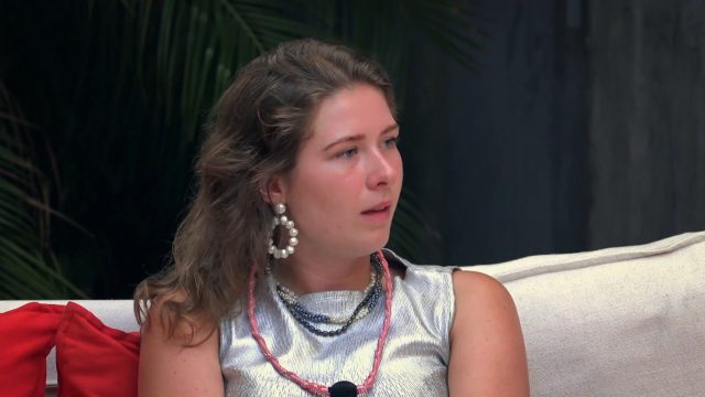 Bella wordt geconfronteerd dat ze niet betrouwbaar wordt gevonden