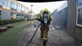 Brandende fiets zorgt voor gevaarlijke situatie bij school