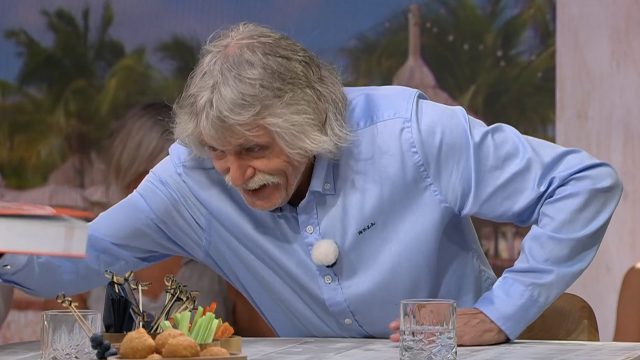 Johan Derksen heeft in laatste uitzending vanaf Curaçao cadeau voor René van der Gijp: 'Mooi man!'
