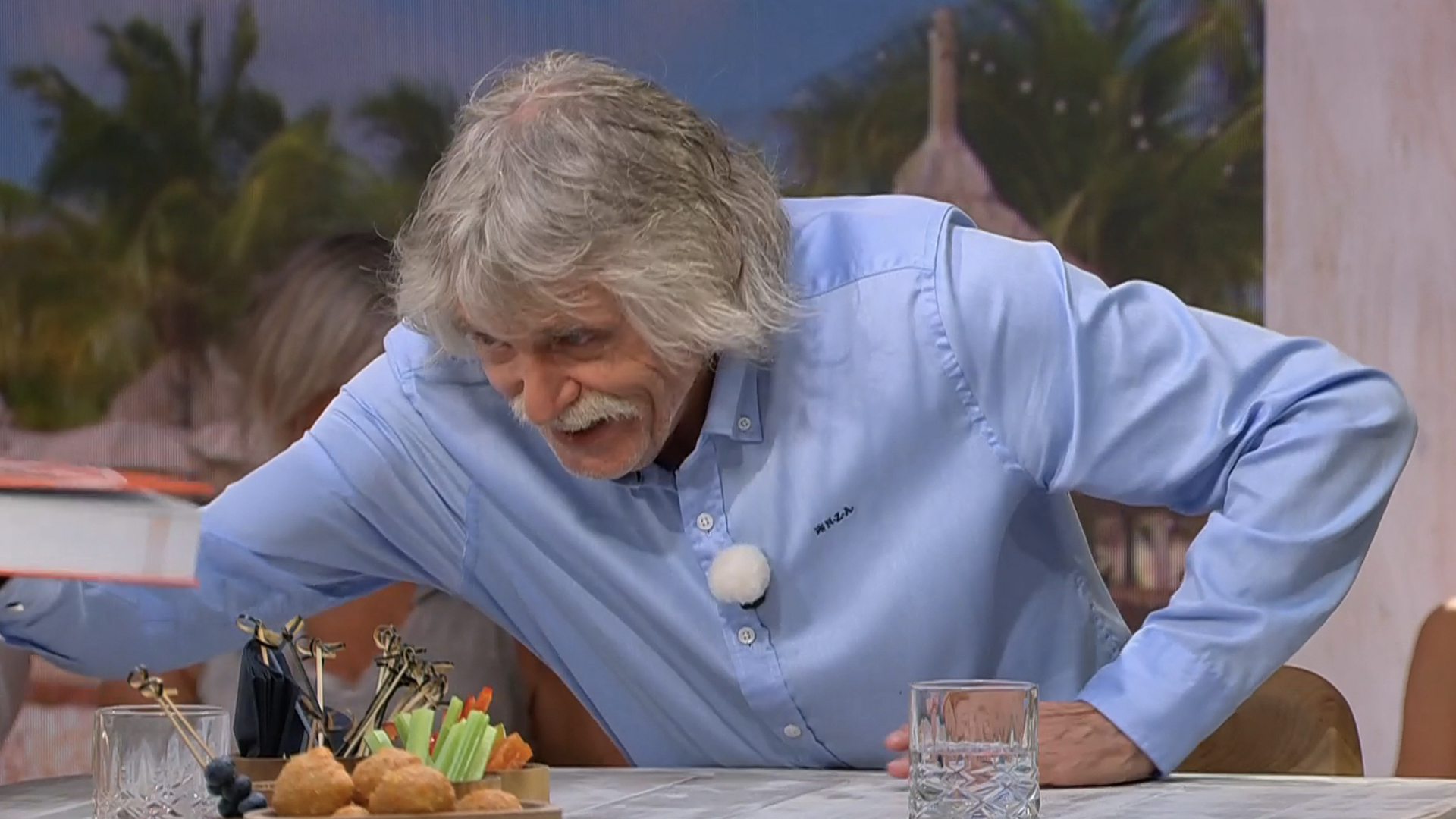 Johan Derksen heeft in laatste uitzending vanaf Curaçao cadeau voor René van der Gijp: 'Mooi man!'