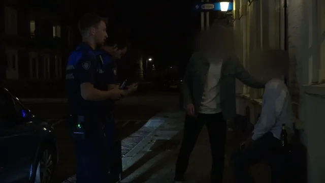 Jongen plast tegen snackbar aan