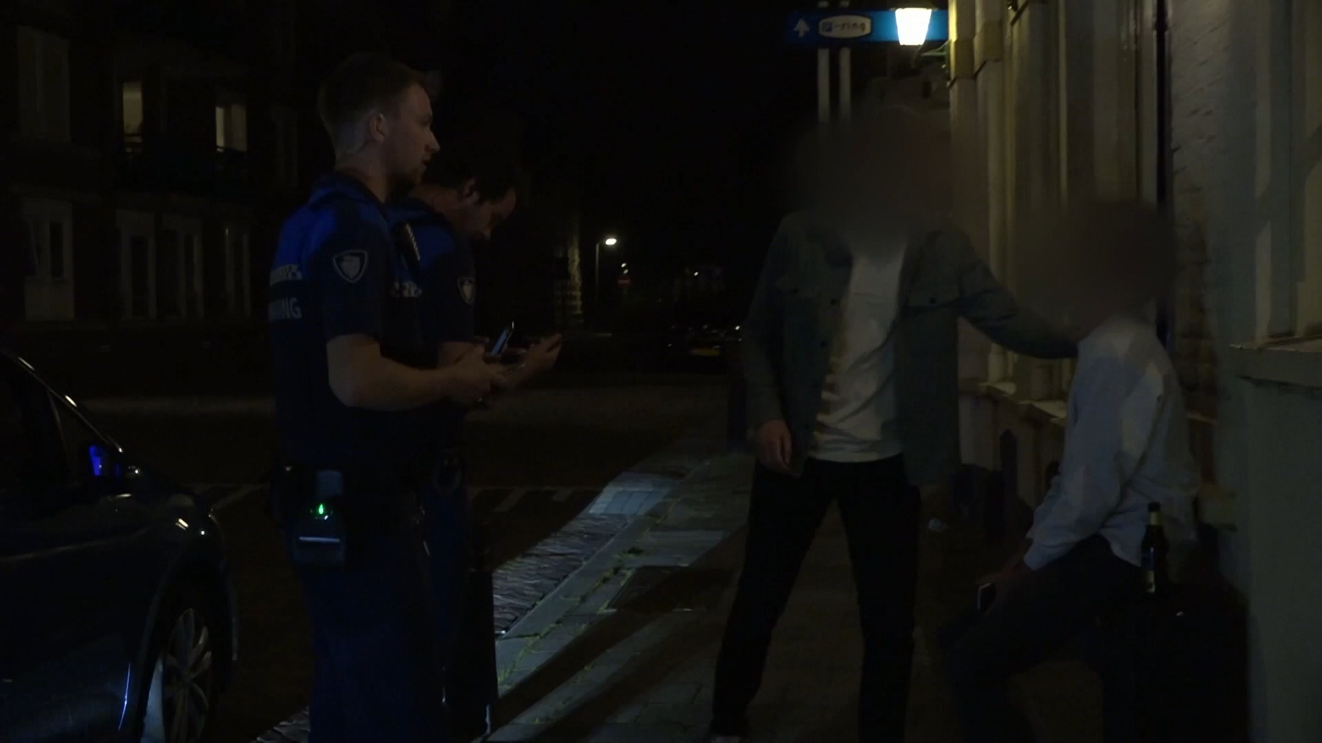 Jongen plast tegen snackbar aan