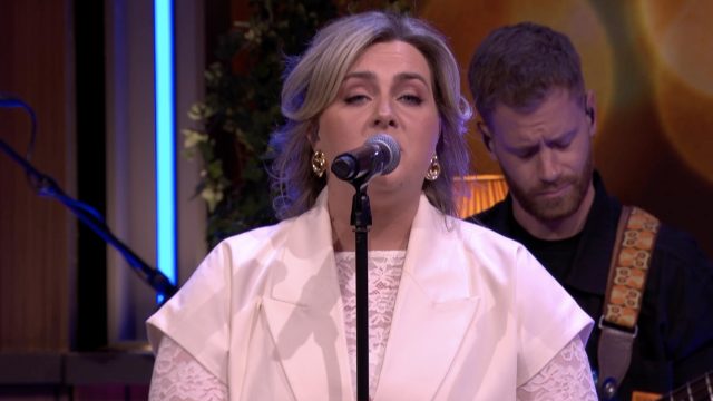 Nienke Fitters zingt 'When We Were Young' in de commercialbreak van De Oranjezondag
