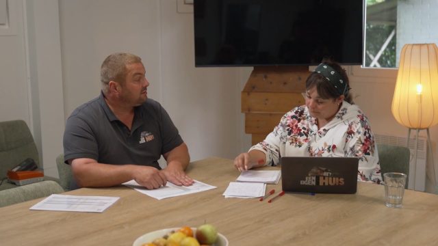 Wim adviseert Katja om iedereen aan het werk zetten