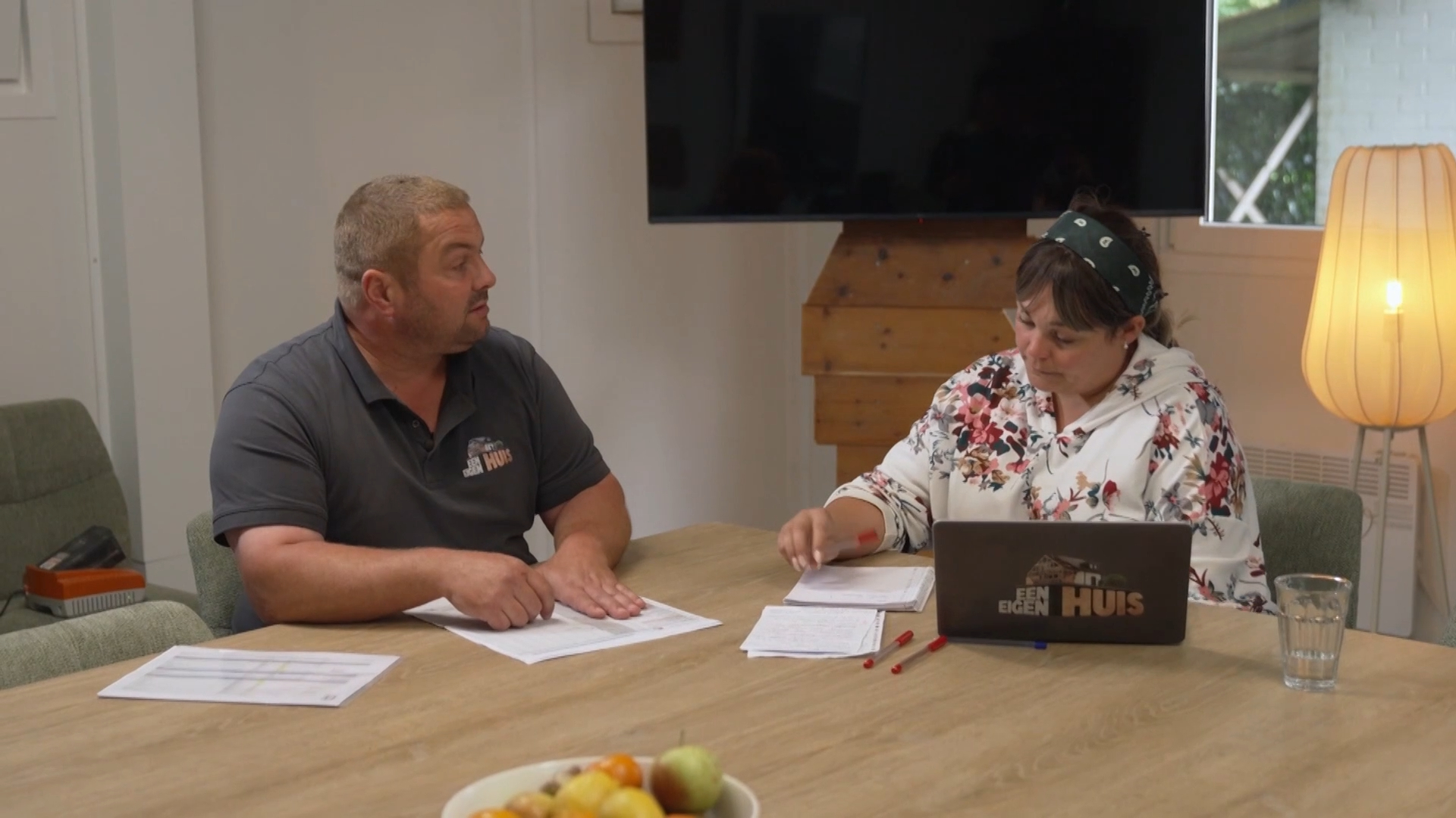 Wim adviseert Katja om iedereen aan het werk zetten