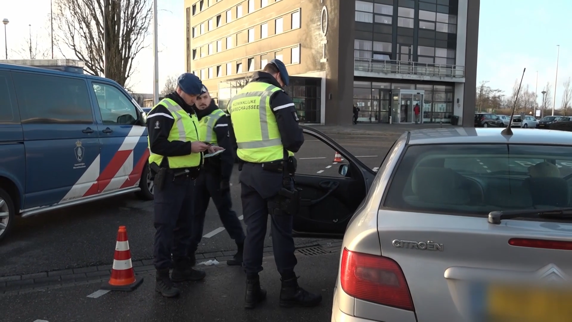ZOON laat VADER rijden in onverzekerde AUTO