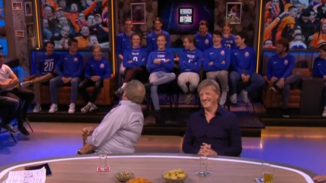 Jan test voetbalkennis van jong publiek: 'Hey schele, weet jij wie 'De Kromme' is?'