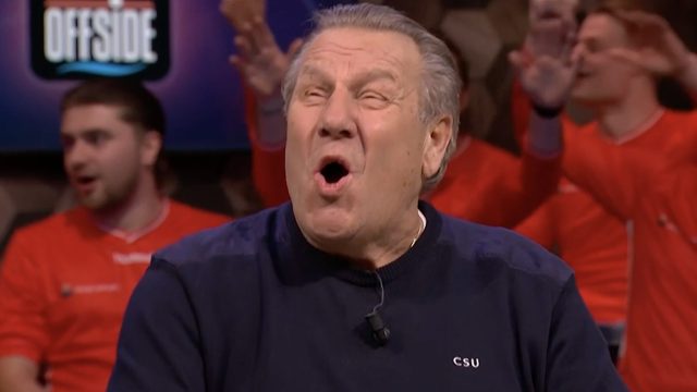 Goud: Jan Boskamp zingt voorafgaand aan Veronica Offside mee met Engelbewaarder en Sweet Caroline!