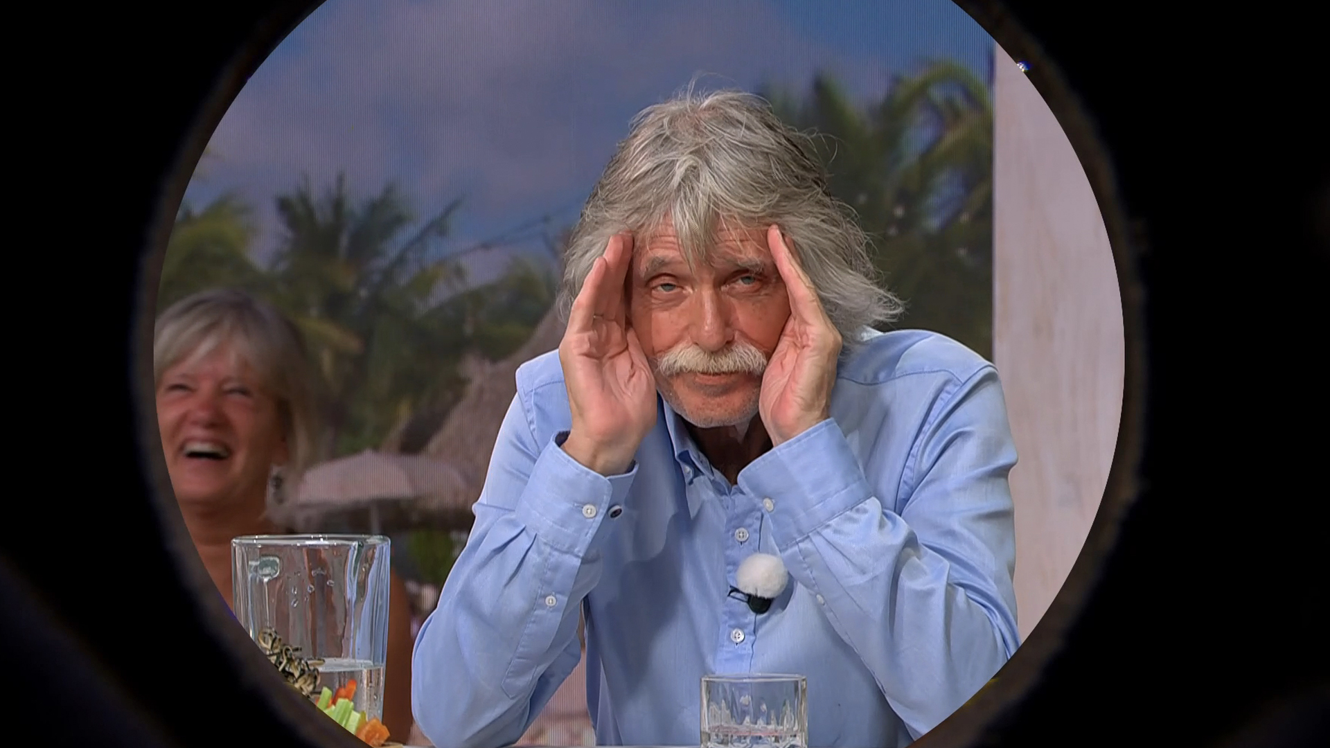 Johan Derksen heeft he-le-maal geen zin in opnames van Koekoek-video