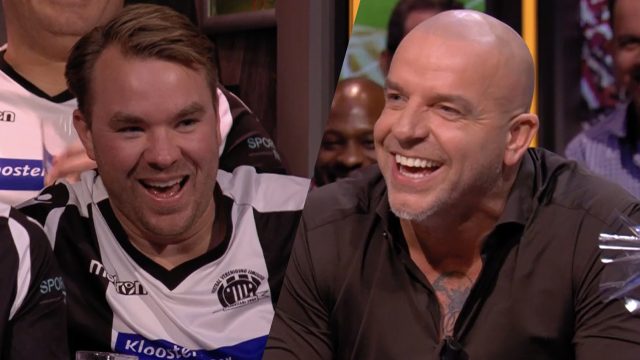 Jarige Andy wordt toegezongen en gooit taart het publiek in: 'Lekker, hè?!'