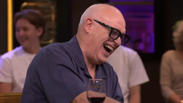 René van der Gijp lacht om tafelgast bij Renze: 'Hij doet z'n naam eer aan!'