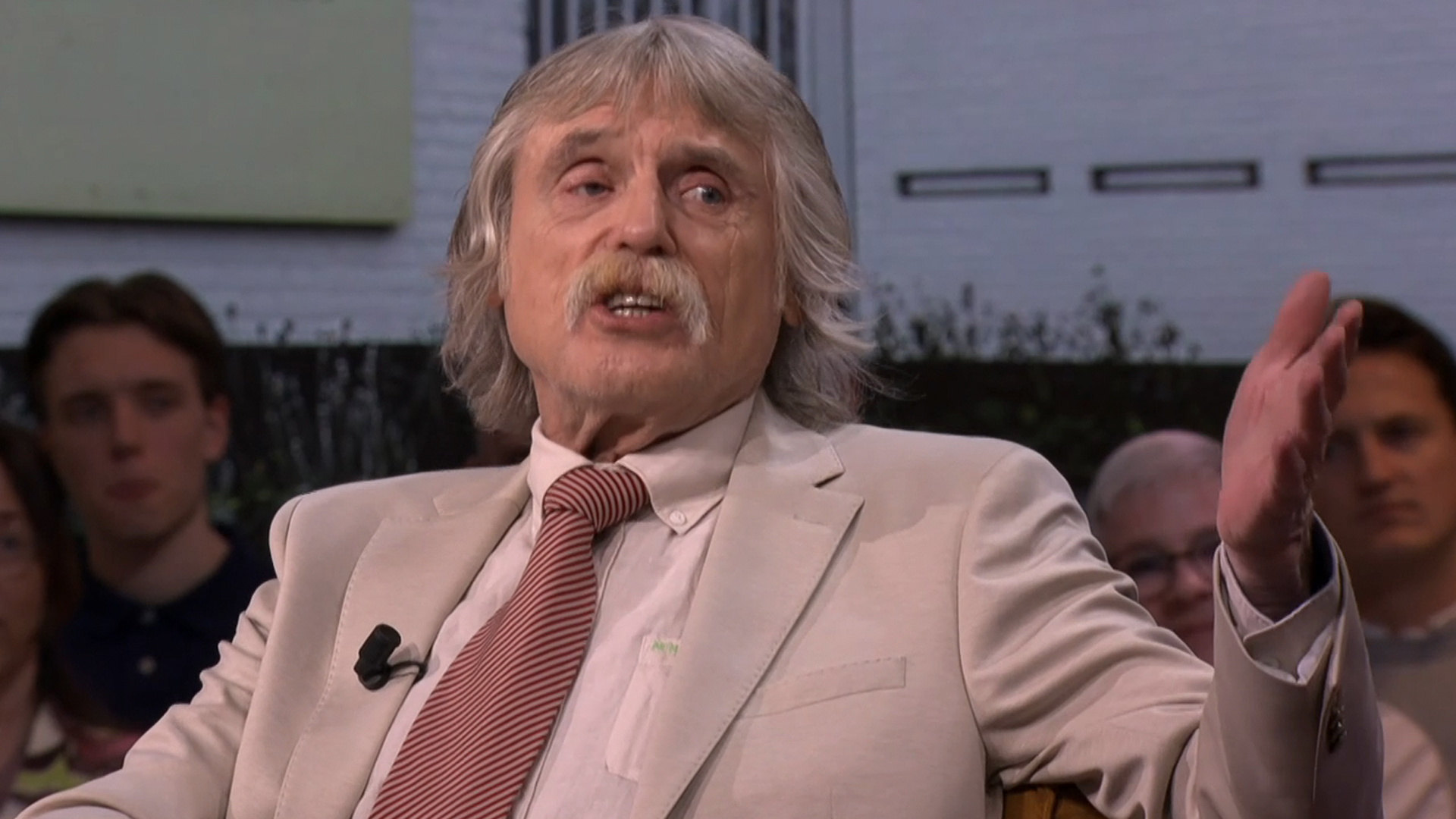 Johan Derksen kritisch op nieuwe asielwetten: ‘Slappe hap, zo blijven ze binnenstromen’