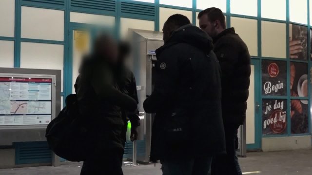 Boete voor het INTRAPPEN van OV-POORTJE en beledigen