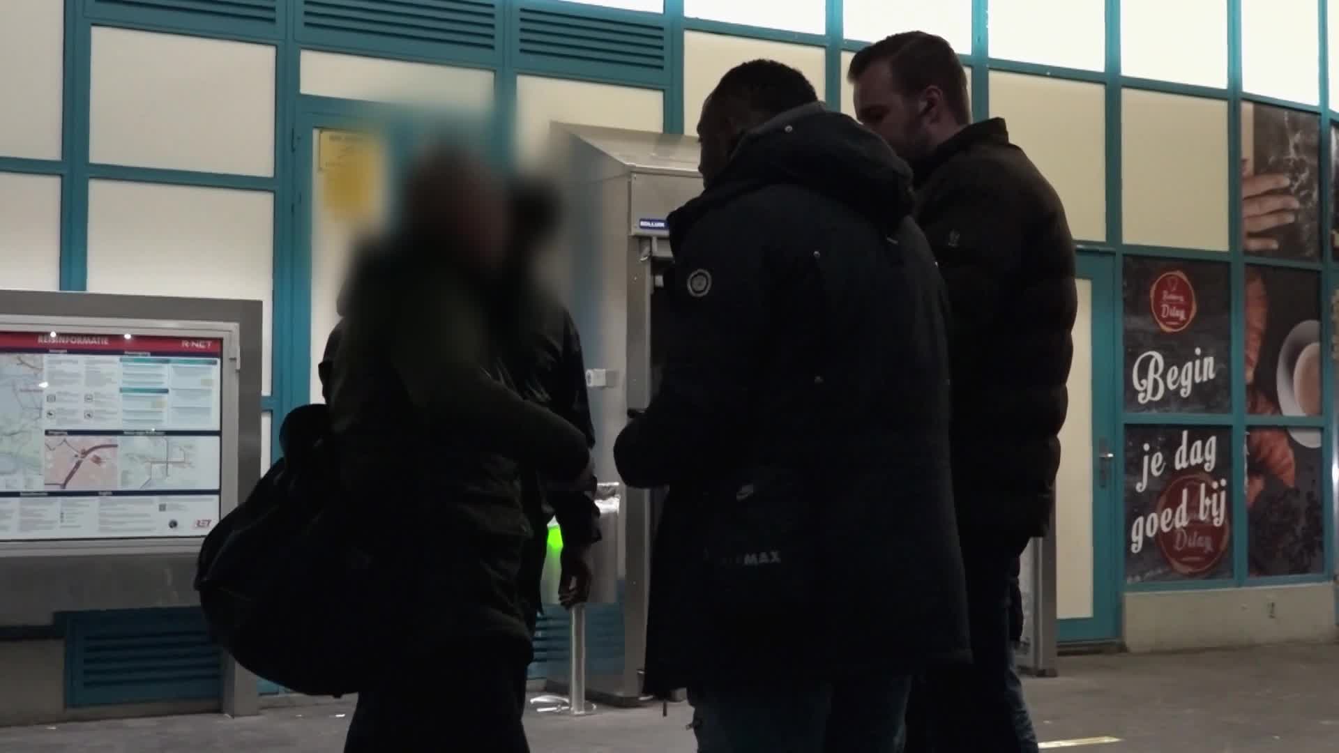 Boete voor het INTRAPPEN van OV-POORTJE en beledigen