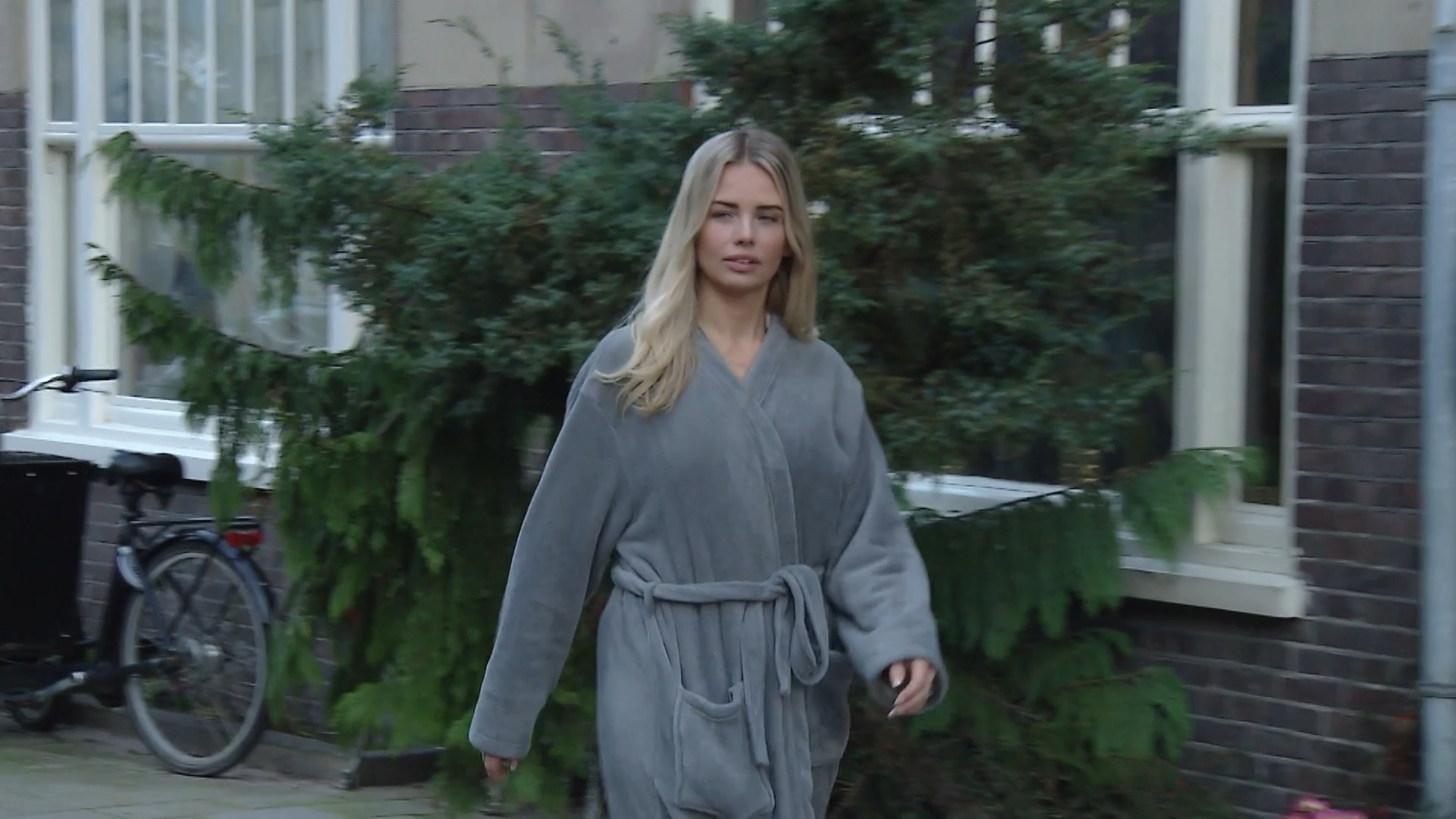 Anouk komt in haar badjas helpen!