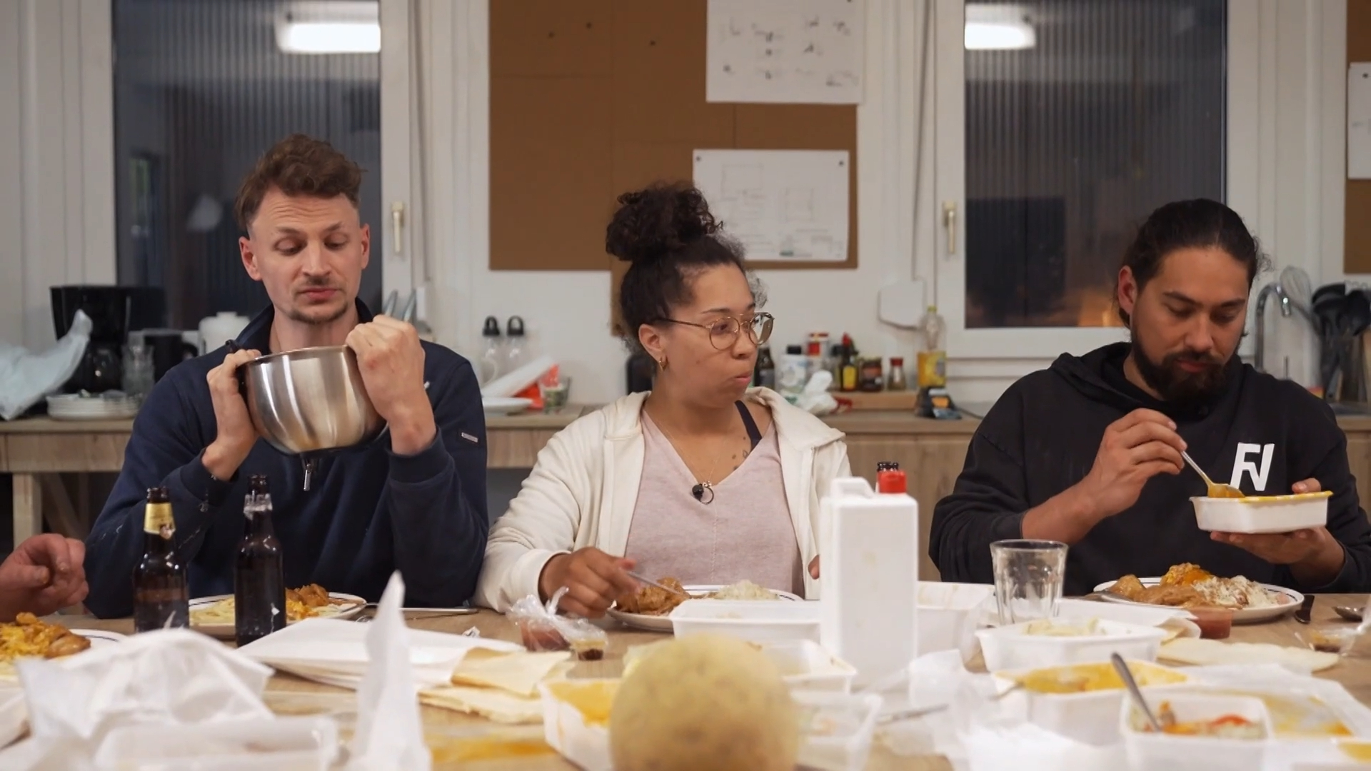 Unu en Daniel hebben een Chinese rijsttafel besteld