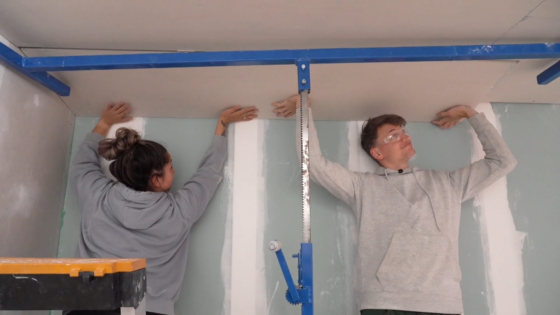 Het plafond zit er EINDELIJK in