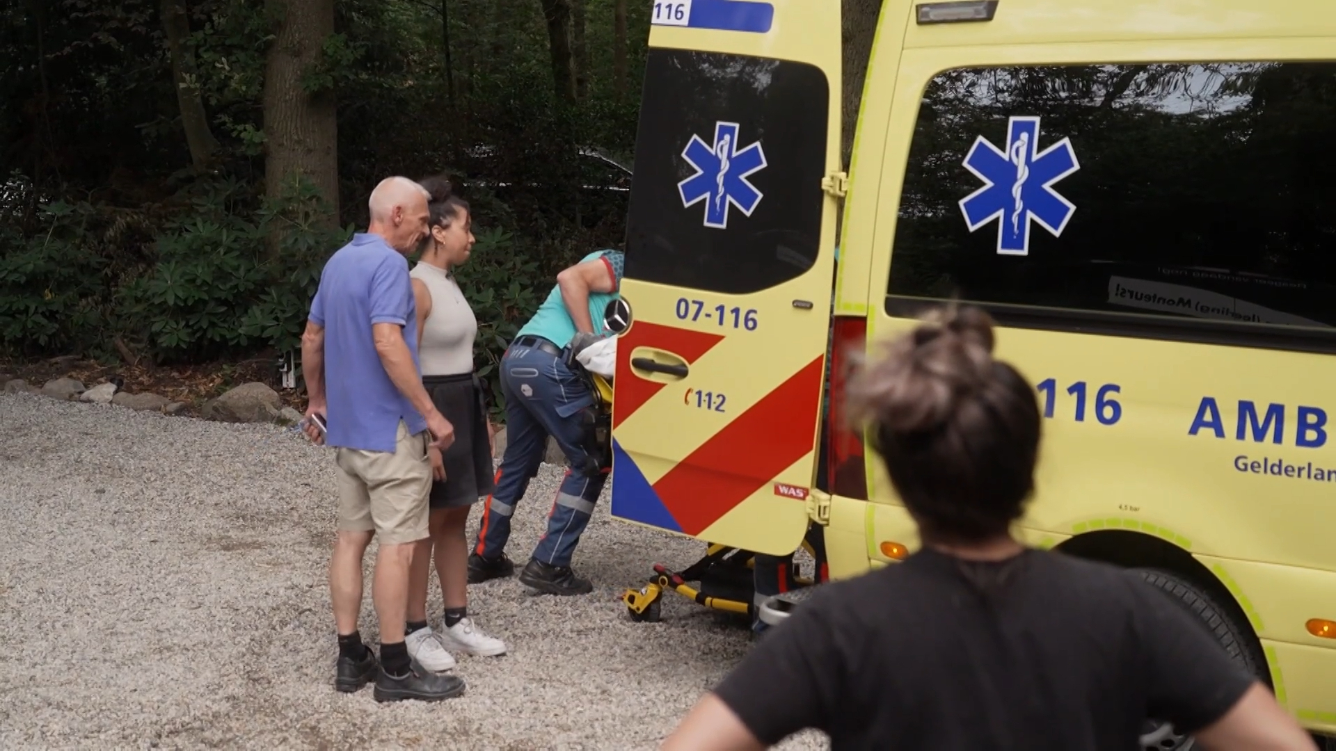 Daniel wordt meegenomen door de ambulance...