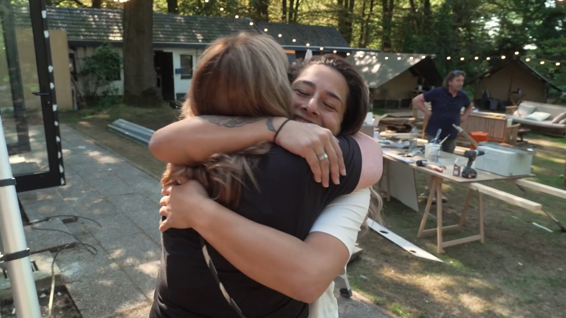 Familie en vrienden komen helpen klussen