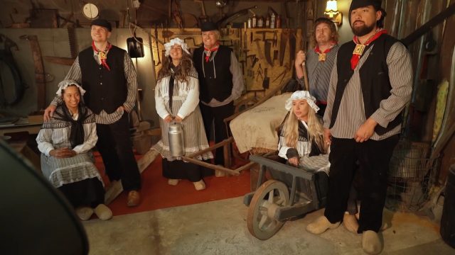 In klederdracht op de foto bij boer Gijs
