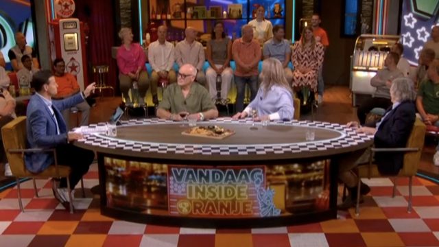 Opmerkelijke onderbreking Vandaag Inside Oranje: 'Er gaat iemand gewoon bier bestellen?!'