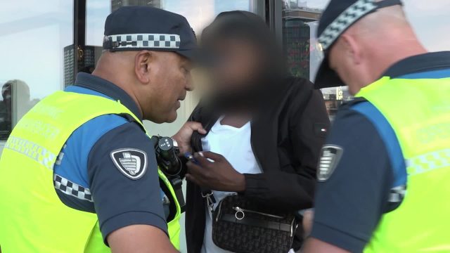 Binnenroker AANGEPAKT omdat hij niet meewerkt